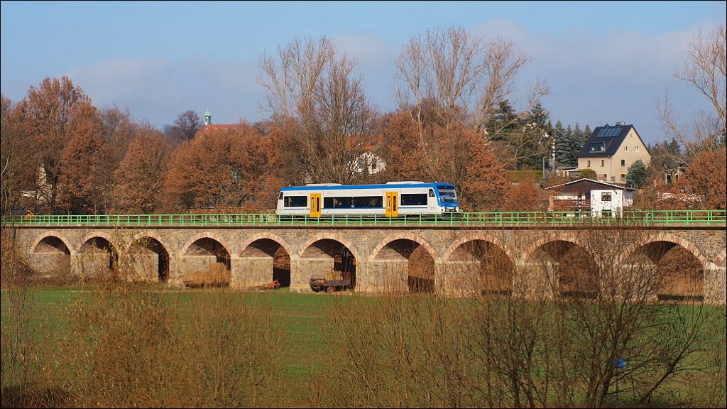 Neue Farben im Zschopautal. F�r die gewohnt Weiss-Roten Triebwagen der Chemnitzer Citybahn �bernahm am 19.11.2012 ein Triebwagen der Freiberger Eisenbahngesellschaft in Blau-Weiss-Gelb die Fahrten. Hier �berquert die Einheit die Zschopauaue nahe Niederwiesa. Im Hintergrund das Schloss Lichtenwalde.