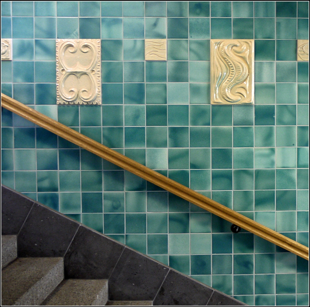 Neue Fliesen und Ornamente - in Anlehnung an die Ursprungsversion von 1912 - im Hamburger U-Bahnhof  Sierichstrae . 11.8.2013