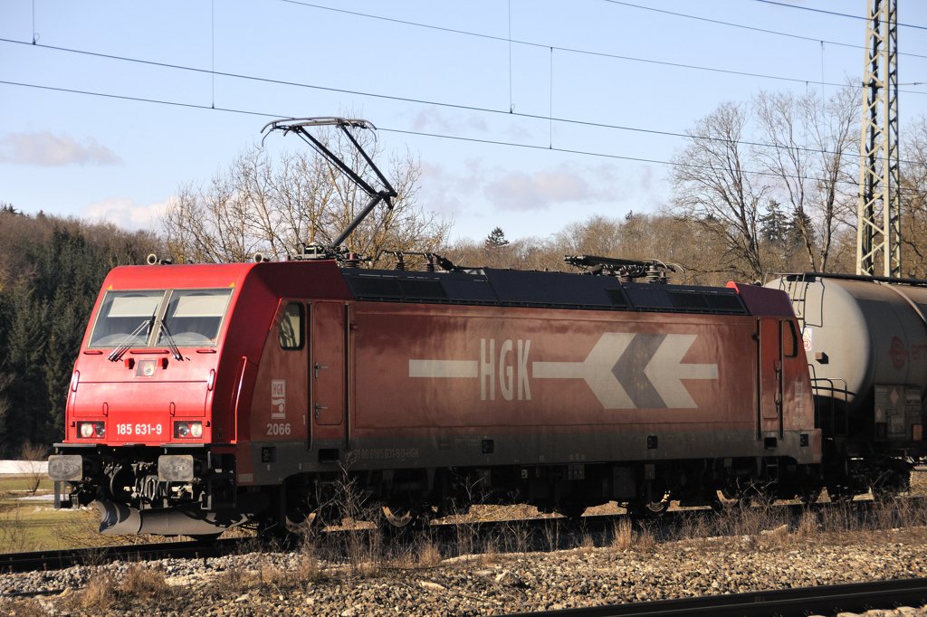 Neue Fotostelle ausprobiert: Lokportrait von 185 631-9 der HGK in der Ausweiche des Bahnhofes Westerstetten auf der schw�bischen Alb kurz vor Ulm. (01.03.2010)