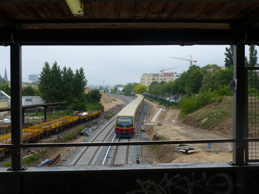 Neue Gleise am Ostkreuz (Blick Richtung Westen) Derzeit steigen Fahrgste in Richtung Stadt auf dem nrdlichsten Bahnsteig ein. Das ist ein Provisorium, spter werden Bahnsteig und Gleise wohl zur Ostbahn (Richtung Kostrzyn) gehren. 1.6.2013