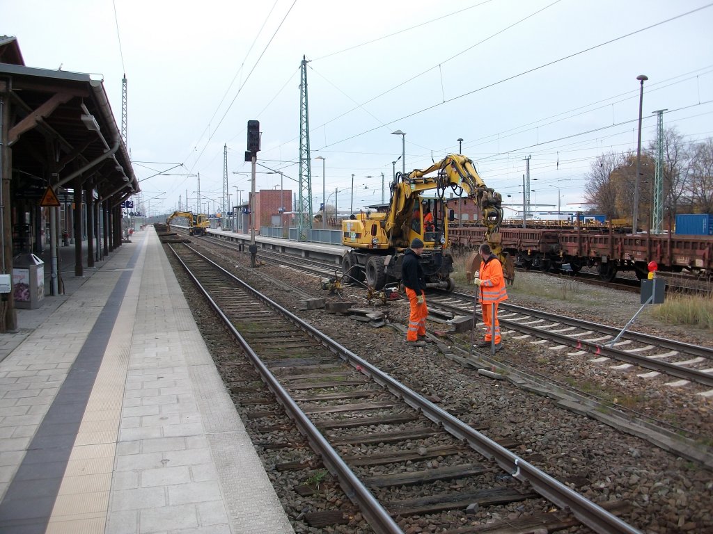 Neue Kabelschchte werden am 08.November 2010 auf dem Bahnhof Bergen/Rgen verlegt.