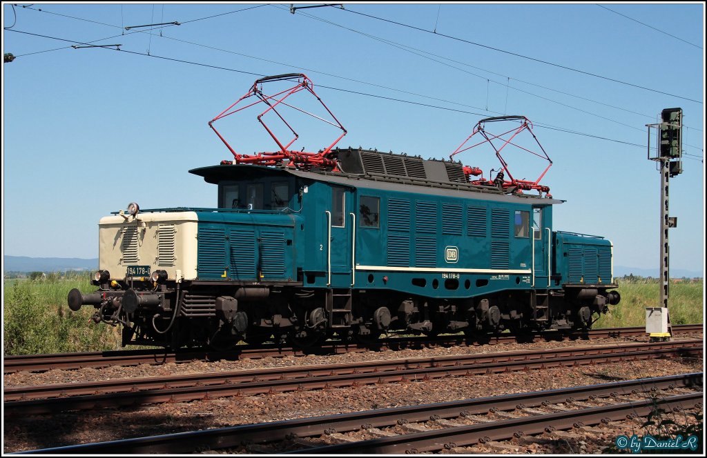 Neue Kamera, neues Glck :) 
Ja, ziemliches Glck hatte ich als am 25.05.2011 etwas frher als ausgemacht am Fotopunkt war. So konnte ich 194 178 noch am Roten Asig von Mangolding ablichten. (25.05.2011, Mangolding)
