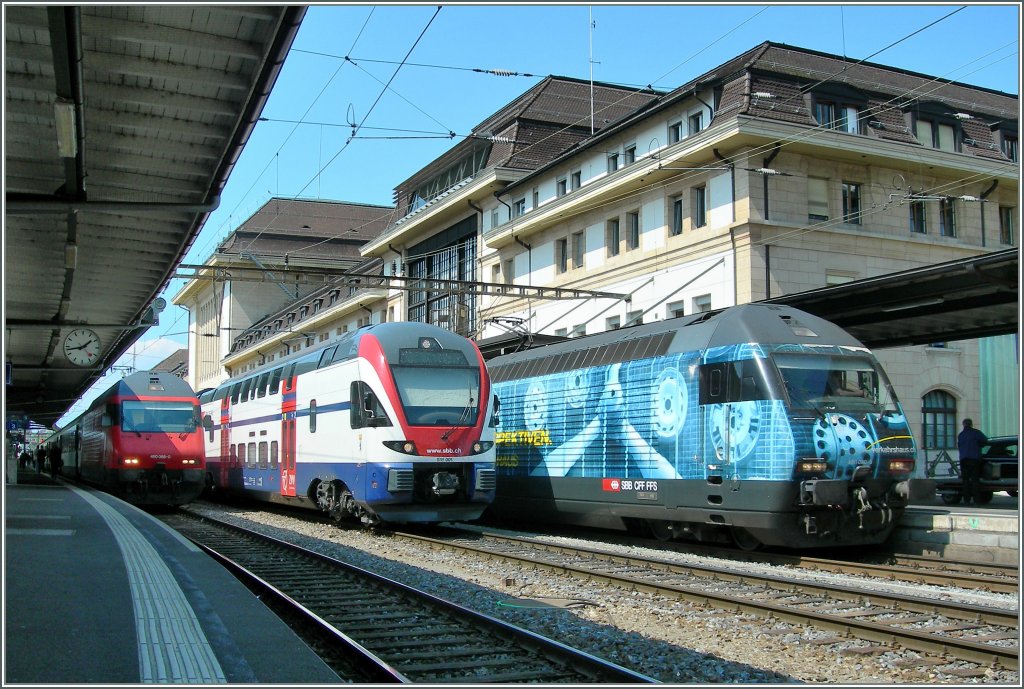 Neue Perspektiven, nicht nur im Verkehrshaus, wie die Werbelok verkndet. Zwei Re 460 rahmen in Lausanne den neuen Stadler Triebzug 511 001 farbenfroh ein. 
19. April 2011