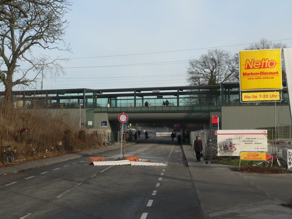 Neue Regionalbahnsteige im Bahnhof Erkner. Der Bahnhof liegt nun ber der Bahnhofstrae. 27.12.2009