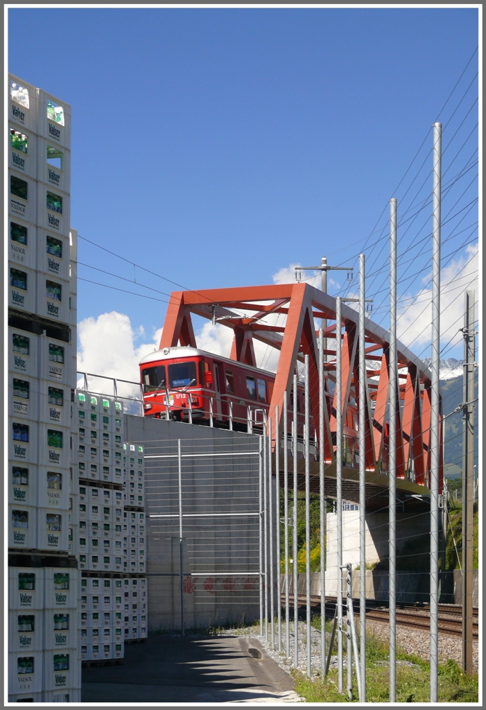Neue RhB berfhrung beim Verteillager der Valserwasser AG in Untervaz-Trimmis. (01.09.2010)