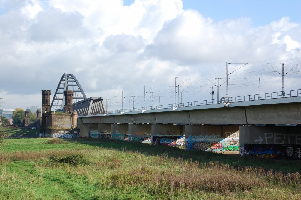 Neue Rheinbrcke und alte Brckentrme von Nordwest her fotografiert.