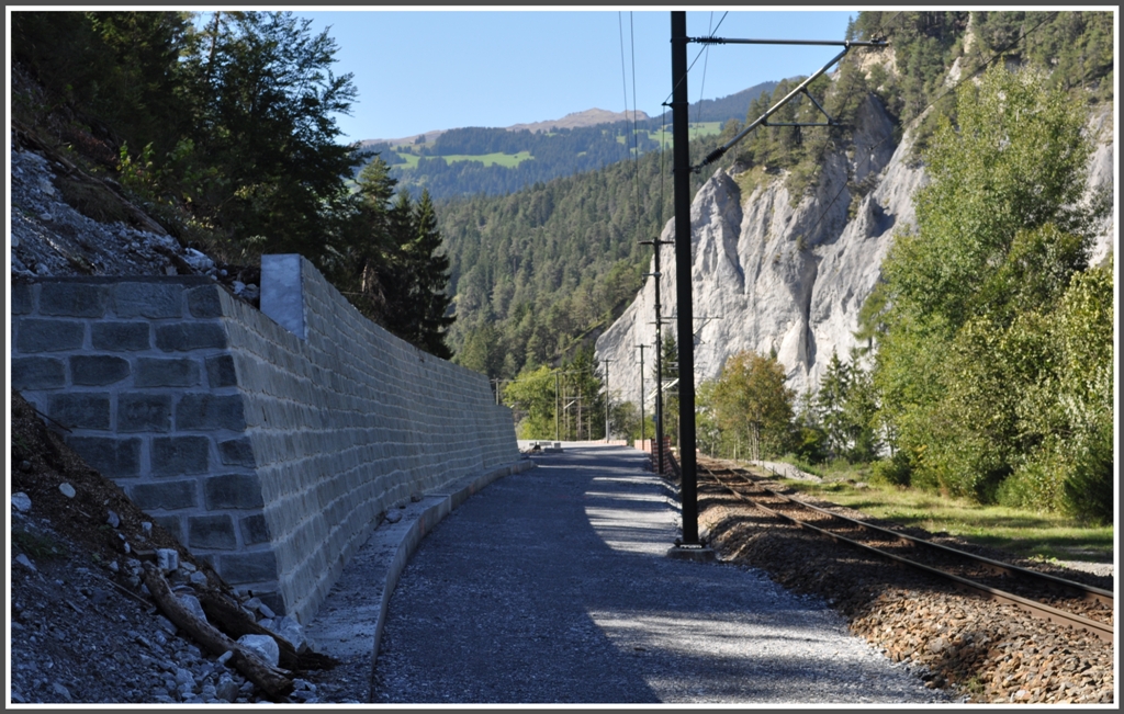 Neue Sttzmauern an der Streckenverlegung beim Carrerabach zwischen Versam und Valendas. (13.09.2011)