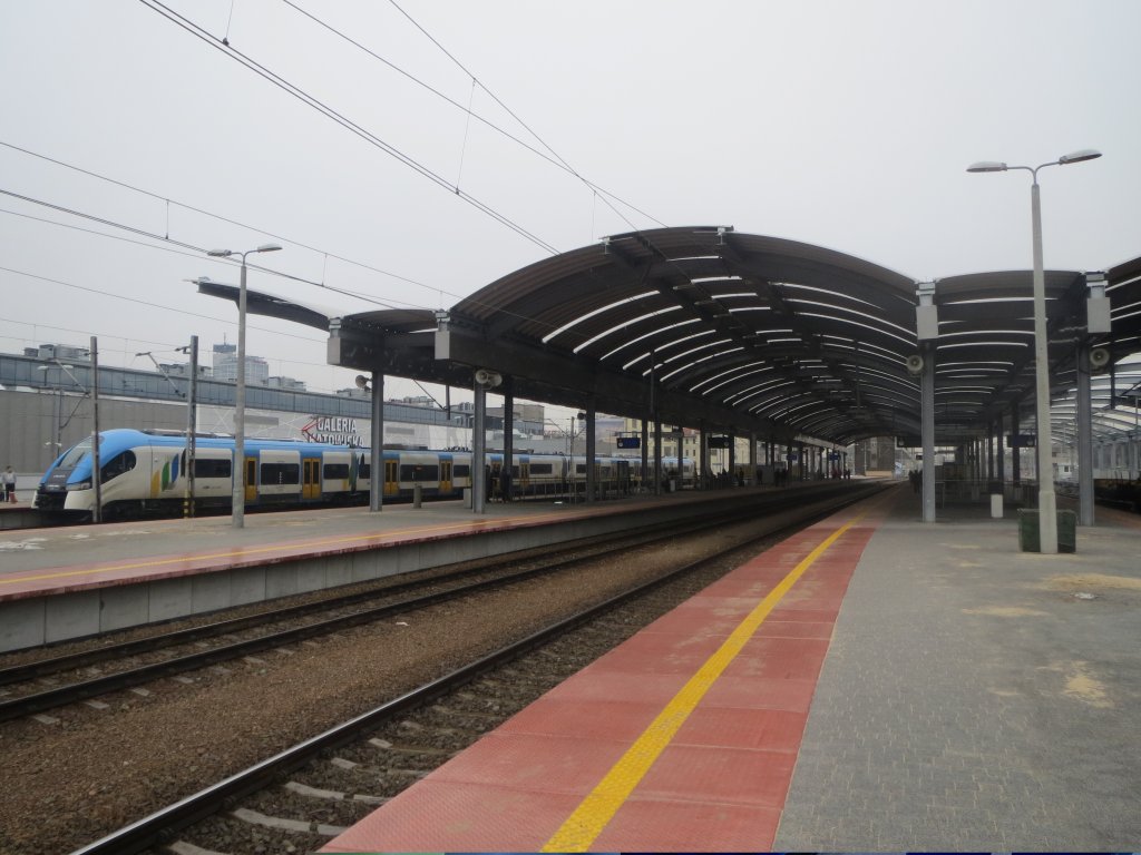 Neue berdachung des Hauptbahnhofes Kattowitz (Kattowice) kurz nach der Erffnung. Aufnahme vom 12.04.2013