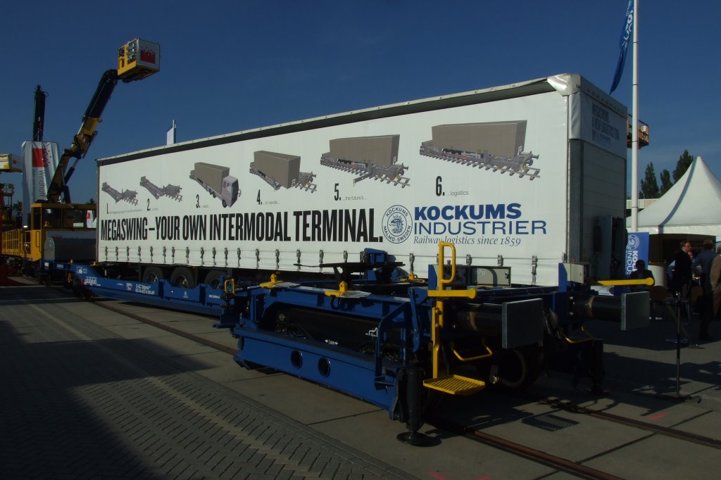 Neue Verladetechnik aus Schweden: Die Firma  Kockums Industrier  zeigt auf der Innotrans 2010 eine neue Methode, schnell und einfach einen Sattelschlepper auf die Schiene zu verlagern. Hoffen wir, dass es umgesetzt wird und sich durchsetzt im Konkurrenzkampf gegen das wachsende Stra�enverkehrsaufkommen.
Berlin, der 22.9.2010