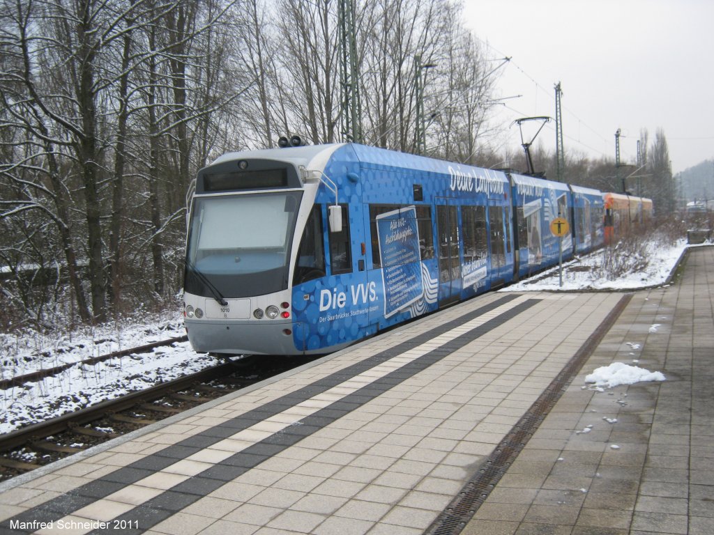 Neue VVS Saarbahn fhrt den Bahnhof Brebach an. Die Bahn macht Werbung fr Arbeitspltze beim VVS. Das Bild habe ich am 21.02.2011 aufgenommen.