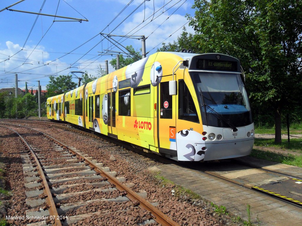 Neue Werbung auf der Saarbahn. Das Foto habe ich am 14.07.2011 an der Haltestelle Ludwigsstrae gemacht. Das Betreten der Gleise ist in diesem Bereich erlaubt.
