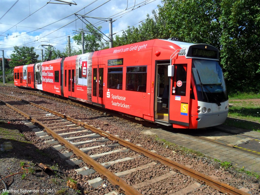 Neue Werbung auf der Saarbahn. Das Foto habe ich am 14.07.2011 an der Haltestelle Ludwigsstrae gemacht. Das Betreten der Gleise ist in diesem Bereich erlaubt.