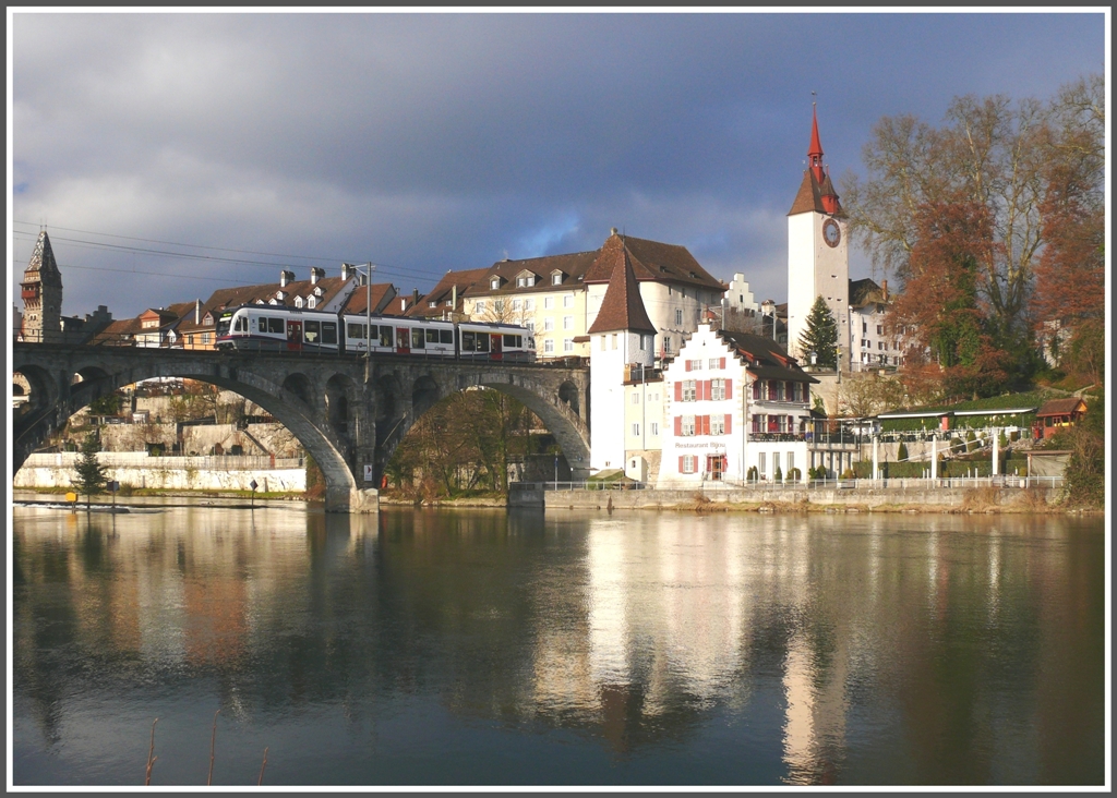 Neuer ABe 4/8  Diamant  auf der Reussbrcke in Bremgarten. Das Fahrzeug hat Jahrgang 2010. (13.12.2010)