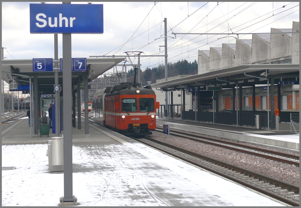 Neuer gemeinsamer Bahnsteig in Suhr zwischen der schmalspurigen AAR und der SBB. (13.12.2010)