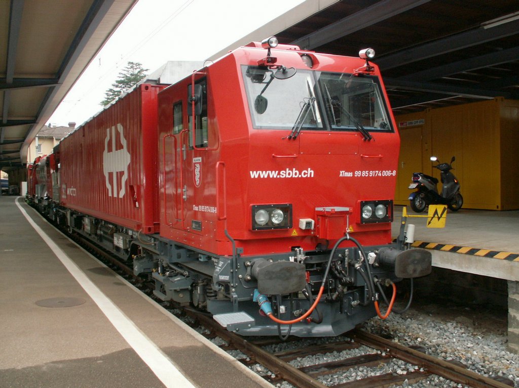 Neuer Lsch u.Rettungszug der SBB (Windhoff)am 27.04.10 in Bellinzona.Im Bild das Rettungsfahrzeug.In der mitte ist das Tanklschfahrzeug eingestellt,dann folgt das Materialfahrzeug.

