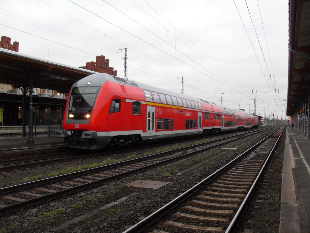 Neuer Regionalexpress mit Schublok 112 132 am 04.02.2011 in Stendal.

