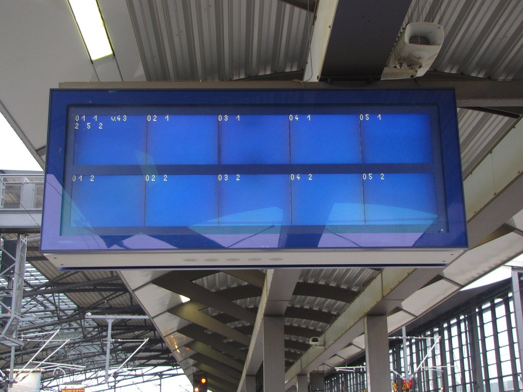 Neuer Service am Erfurter Hbf. Wartende Fahrgste knnen sich die Zeit mit Sudoku vertreiben, dafr nimmt man die eigentlichen Zugzielanzeiger, wie hier am Gleis 2; 24.01.2011