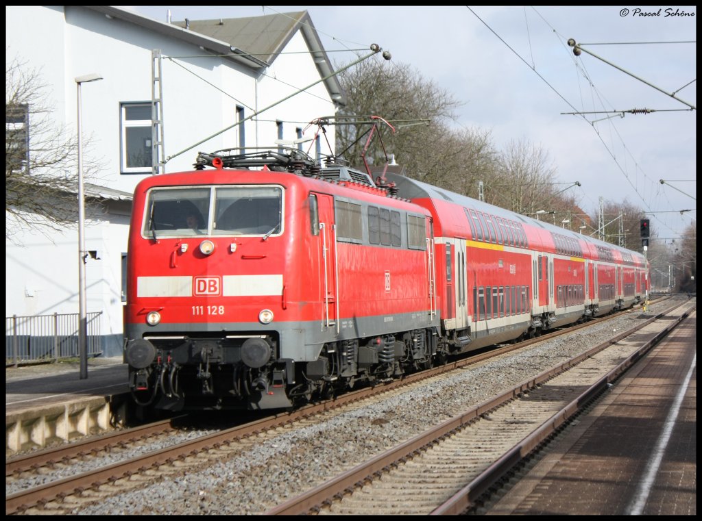 Neuer Tag, neue Fotos. Diesmal ging es nach Mnchengladbach.
Bereits im Geilenkirchener Bahnhof ging das Fuzzen los.
Eins vorweg: Die Farbintensitt des Nahverkehrsrots kommt nicht durch eine bermig hoch gestellte Sttigung, nein!
Es kam durch die Sonne die das Rot besonders hervor stechen lie.
Hier zu sehen ist der RE4 nach Aachen der zu diesem Zeitpunkt gerade in den Geilenkirchener Bahnhof einfuhr. Zuglok war die 111 128.
21.02.10 12:16