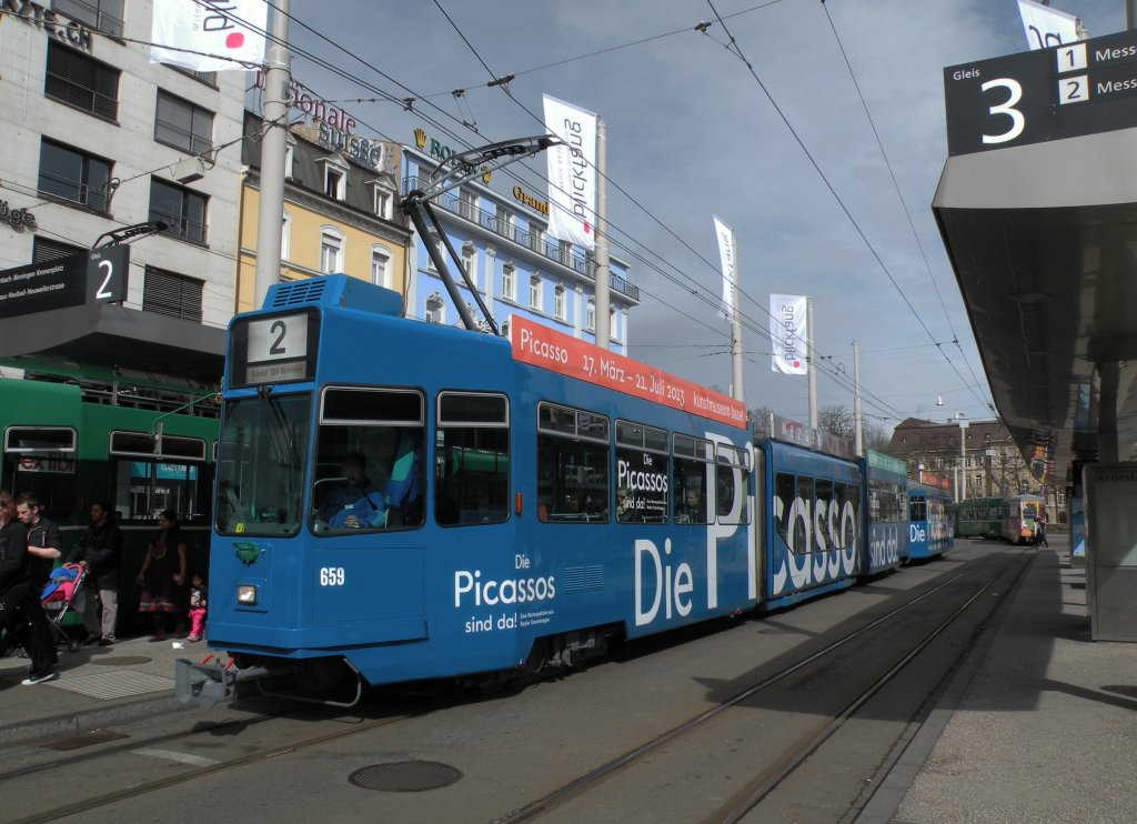 Neuer Vollwerbezug mit dem Be 4/6 S 659 und dem B 1435. Dieser Zug macht Werbung fr die Picassoausstellung im Basler Kunstmuseum die vom 17.03.2013 - 21.07.2013 dauert. Die Aufnhame stammt vom 09.03.2013.
