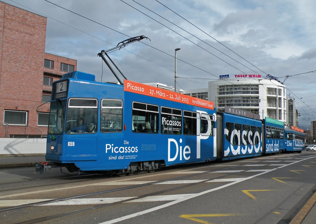 Neuer Vollwerbezug mit dem Be 4/6 S 659 und dem B 1435. Dieser Zug macht Werbung fr die Picassoausstellung im Basler Kunstmuseum die vom 17.03.2013 - 21.07.2013 dauert. Die Aufnhame stammt vom 12.04.2013.

