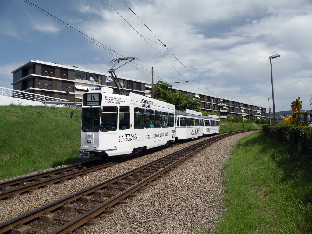 Neuer Werbezug mit dem Be 4/4 493, dem B4S 1501 und dem B4 1460. Der ganze Zug wirbt für die Firma Clariant. Hier fährt der Zug Richtung Haltestelle Freidorf.  Die Aufnahme entstand am 18.07.2012.