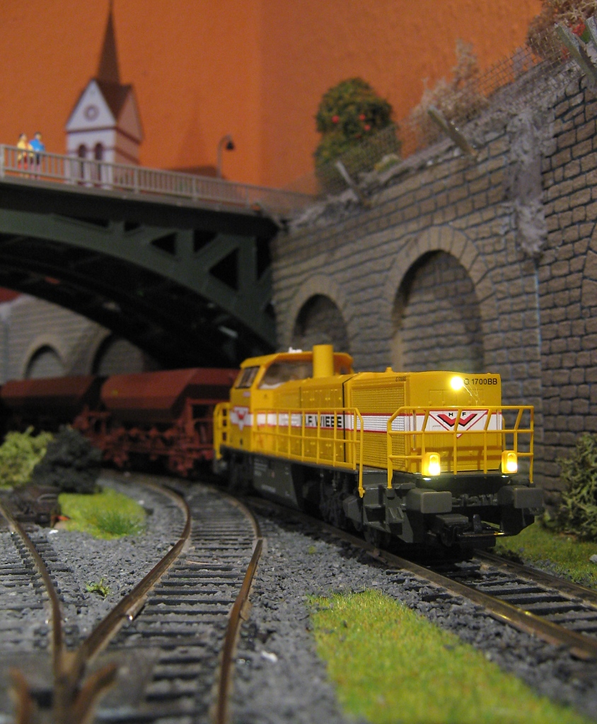 Neuerrungenschaft: Die 277 018 MAK G1700BB der Wiebe aus dem Hause Piko mit Schotterzug auf unserer Anlage. Aufgenommen am 05.02.2012.