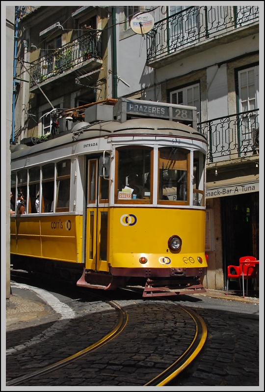 Neues Altes vom alten Ende der Welt (V). Steil bergab und um die Ecke, ein Problem für moderne Straßenbahnen keines für die Oldtimer, auch wenn sie den Kratzspuren in der Straße nach nicht immer spurtreu ist. Wagen 573 zeigt wie es richtig geht. (Sommer 2010)