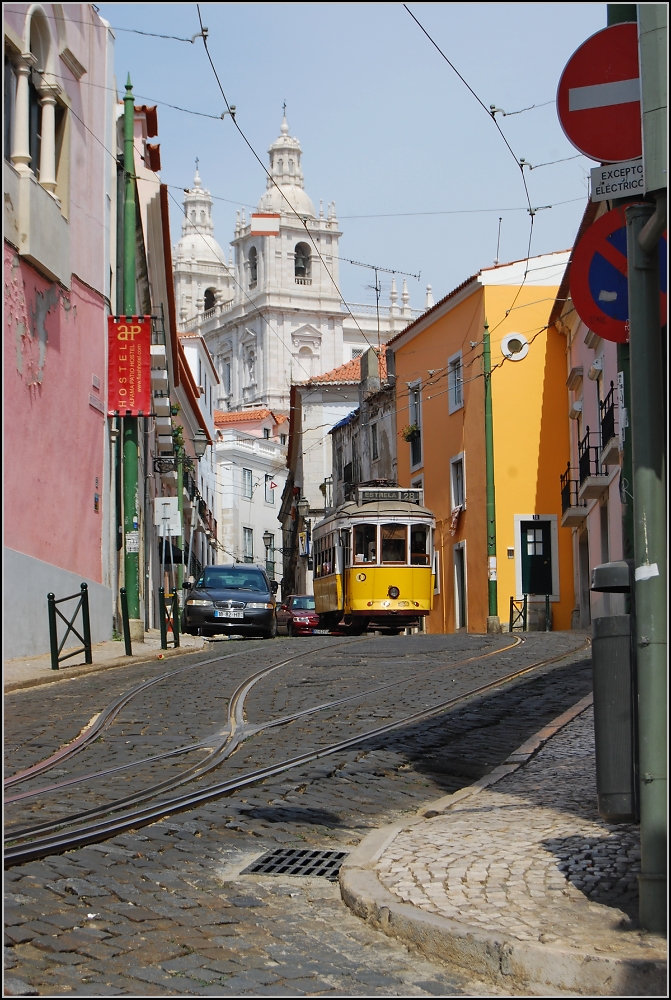 Neues Altes vom alten Ende der Welt (XI). Eléctrico im an der Ausweichstelle in der Alfama, bevor die Strecke wieder verschwenkt wird. Im Hintergrund São Vicente de Fora. (Sommer 2010)