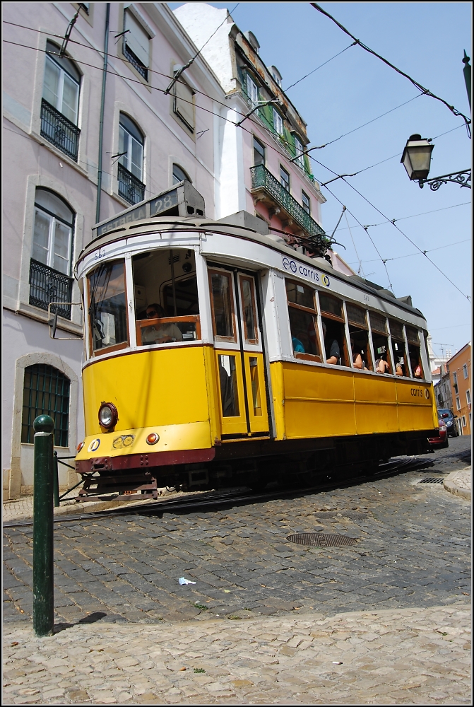 Neues Altes vom alten Ende der Welt (XII). Die Eléctrico muss sich fast verbiegen, um die Kurve zu kratzen. (Sommer 2010)