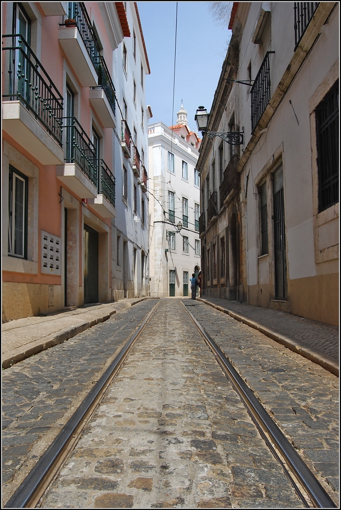 Neues Altes vom alten Ende der Welt (XIV). Enge Gasse in der Alfama ohne Eléctrico. (Sommer 2010)