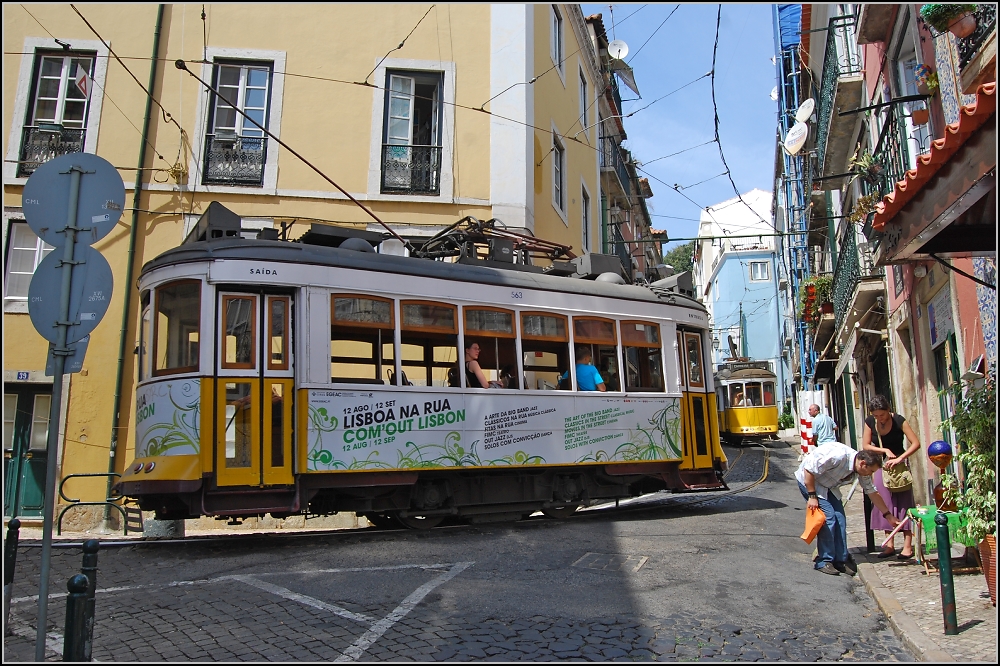 Neues Altes vom alten Ende der Welt (XV). Hier jagt eine Eléctrico die nächste um die Ecke und manchmal auch die Passanten an die Häuserwand. (Sommer 2010)