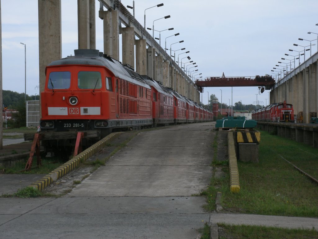 Neues aus Mukran.Nicht zur Abgnge von den abgestellten Mukraner Ludmilas sind in diesem Jahr zumelden,auch wieder Neuzugnge gibt es zumelden.Neben zwlf 140er sind vor einigen Monaten sechs 232er,zehn 233er und zwei 362er zum Abstellen nach Mukran gekommen.Hier stehen,auer die zwlf 140er,die letzten Neuzugnge an ihrem gegenwrtigen Abstellplatz in Mukran.Aufnahme vom 02.Oktober 2012.