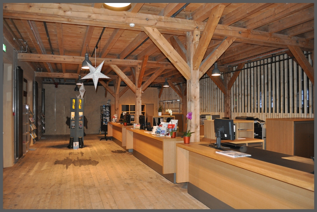 Neues Bahnreisezentrum Bergn im ehemaligen Zeughaus der Schweizer Armee gleich gegenber vom Bahnhof, wo eine grosszgige Wartehalle entsteht. Gleich hinter den Schaltern entsteht das Bahnmuseum, welches nchsten Sommer erffnet wird. (11.12.2011)