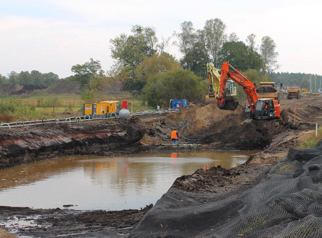 Neues von der Bauma�nahme „Streckenert�chtigung Berlin-Rostock“. Es sieht so aus, als ob eine U-Bahn gebaut wird, aber es wird die obere Moorschicht entfernt. So gesehen am 12.10.2012 am Streckenkilometer 35,4 der Nordbahn in Nassenheide.