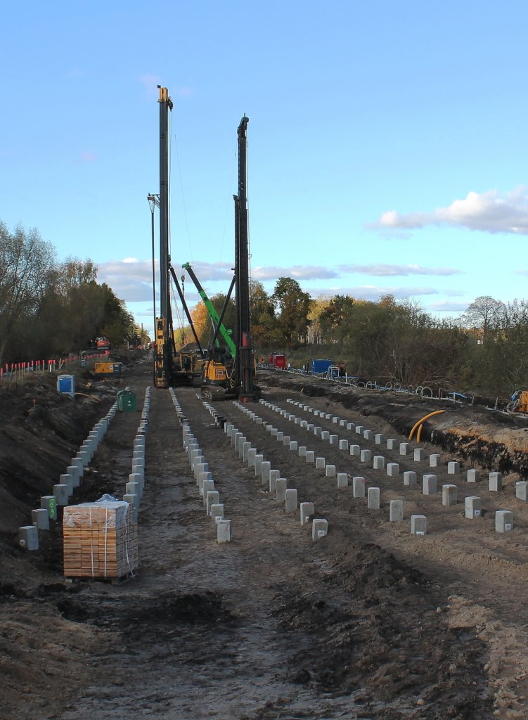 Neues von der Baustelle an der Strecke Nassenheide-L�wenberg am 28.10.2012. Heute ist Sonntag und da ist Pause f�r die beiden Rammen im Moor in Nassenheide. L�rm und Bodenersch�tterungen kann ich leider nicht uploaden. 
