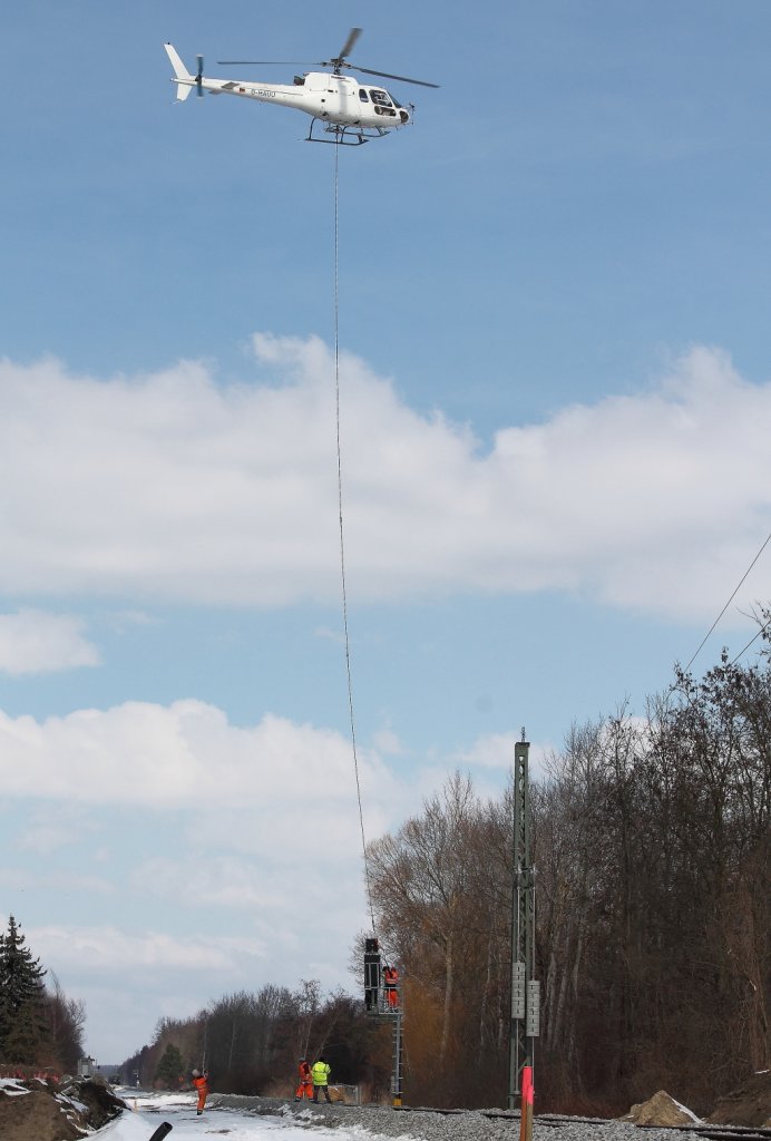 Neues von der Baustelle: Der Eurocopter AS 350 B 1 der Meravo Luftreederei hat das Signal 19 FF eingeflogen, die ersten Schrauben sind befestigt und gleich wird Signal 19 F fr das Nachbargleis geholt, so am 26.03.2013 bei eisigem Wind in Nassenheide.