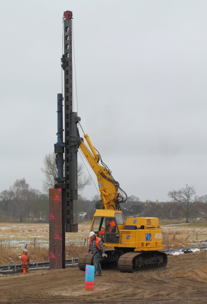 Neues von der Baustelle: Ein paar Meter mssen sie noch rein, denn sie sind in diesem Bereich 9,50 m lang. Die Fa. Spitzke rammt Pfahlgrndungen fr die Fundamente der Fahrleitungsmaste. So am 26.02.2013 in Nassenheide gesehen.