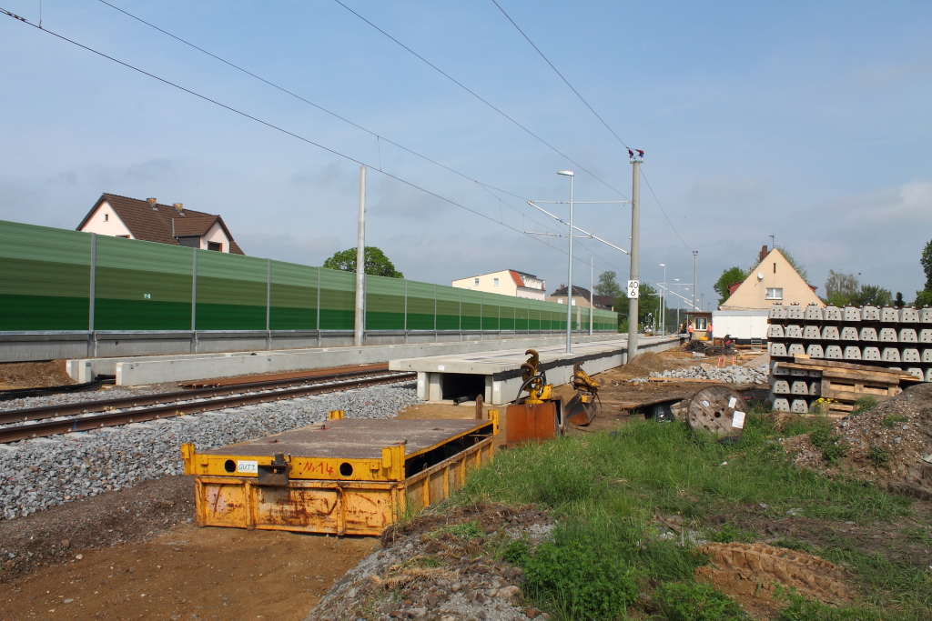 Neues von der Baustelle, jetzt einmal ein paar Kilometer weiter nordwrts.
Die Bahnsteiganlagen in Grneberg am 08.05.2013, am 08.06.2013 soll der Zugverkehr eingleisig in Betrieb gehen.
 