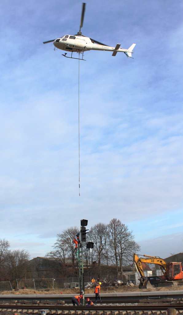Neues von der Baustelle in Nassenheide am 22.11.2012 Teil 3. Das Signal 19 N 1 steht am  Gleis 1 am Streckenkilometer 34,707 der Nordbahn. Jetzt noch das Seil l�sen und Abflug zum n�chsten. 