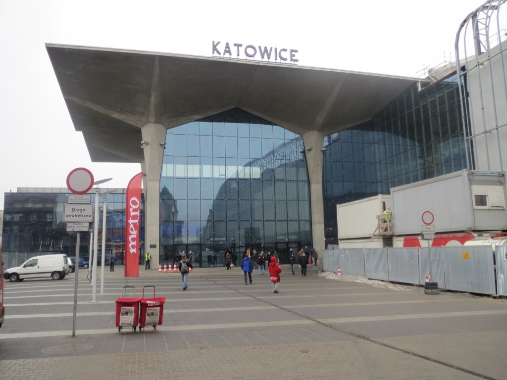 Neues Empfangsgebude des Hauptbahnhofes Kattowitz (Kattowice) kurz nach der Erffnung. Aufnahme vom 12.04.2013