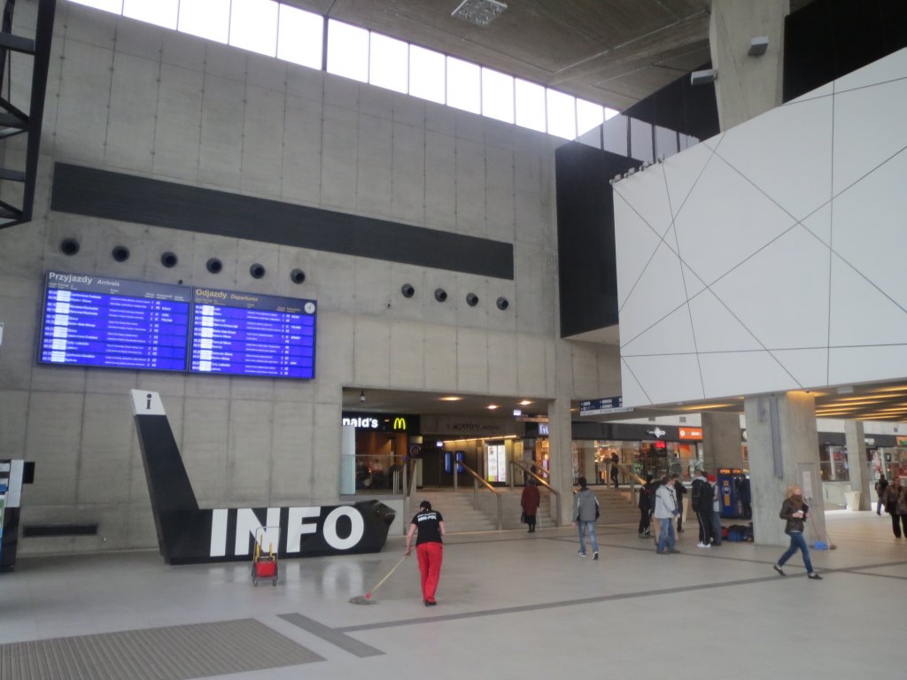 Neues Empfangsgebude des Hauptbahnhofes Kattowitz (Kattowice) kurz nach der Erffnung. Aufnahme vom 12.04.2013