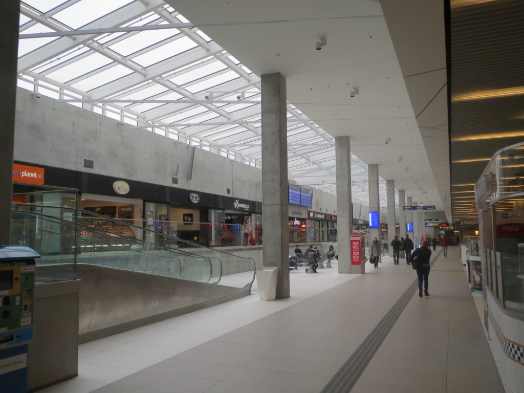Neues Empfangsgebude des Hauptbahnhofes Kattowitz (Kattowice) kurz nach der Erffnung. Aufnahme vom 12.04.2013