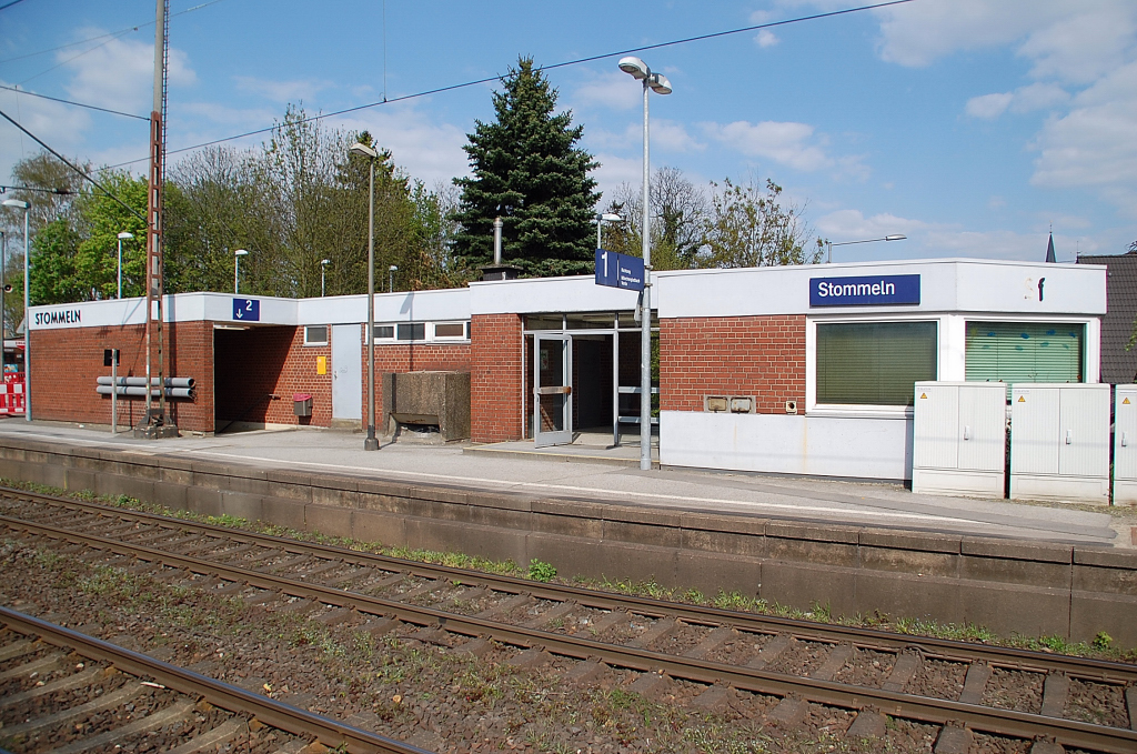 Neues Empfangsgeb�ude des HP Stommeln, an Gleis 1 gelegen. 17.4.2011