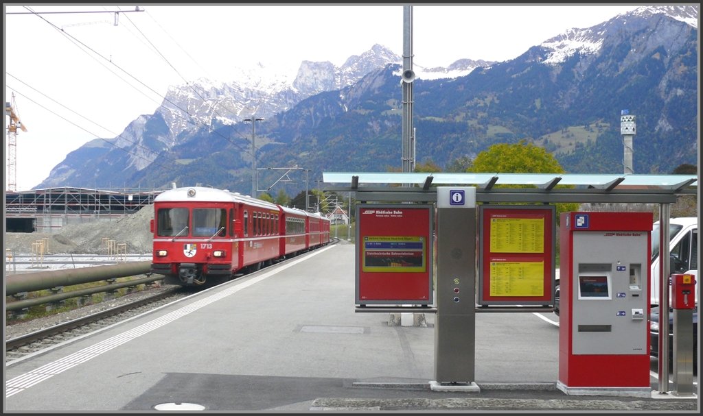 Neues Erscheinungsbild auf RhB Bahnhfen mit Info-Stelen und Billettautomat. S8 nach Rhzns fhrt in Igis ein. (25.10.2009)