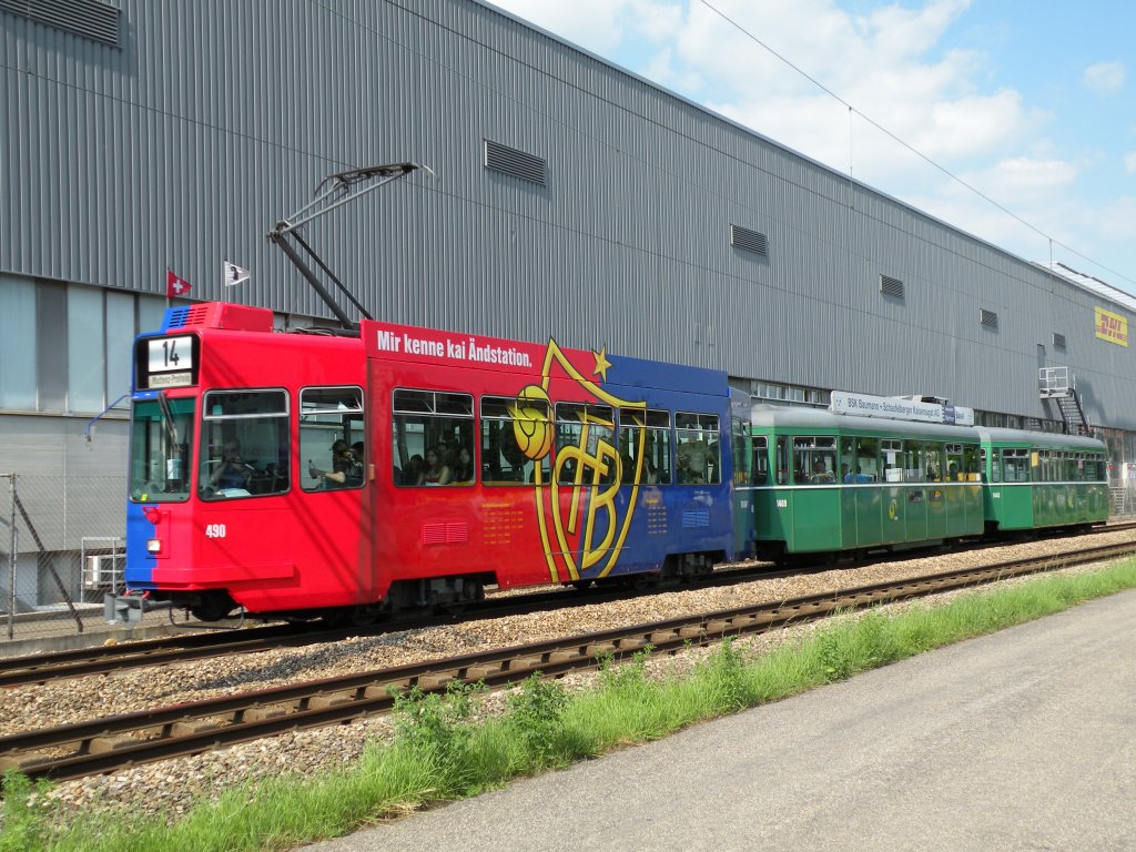 Neues FCB Tram 490 in voller Fahrt Richtung Haltestelle Lachmatt. Die Aufnahme stammt vom 24.06.2010.
