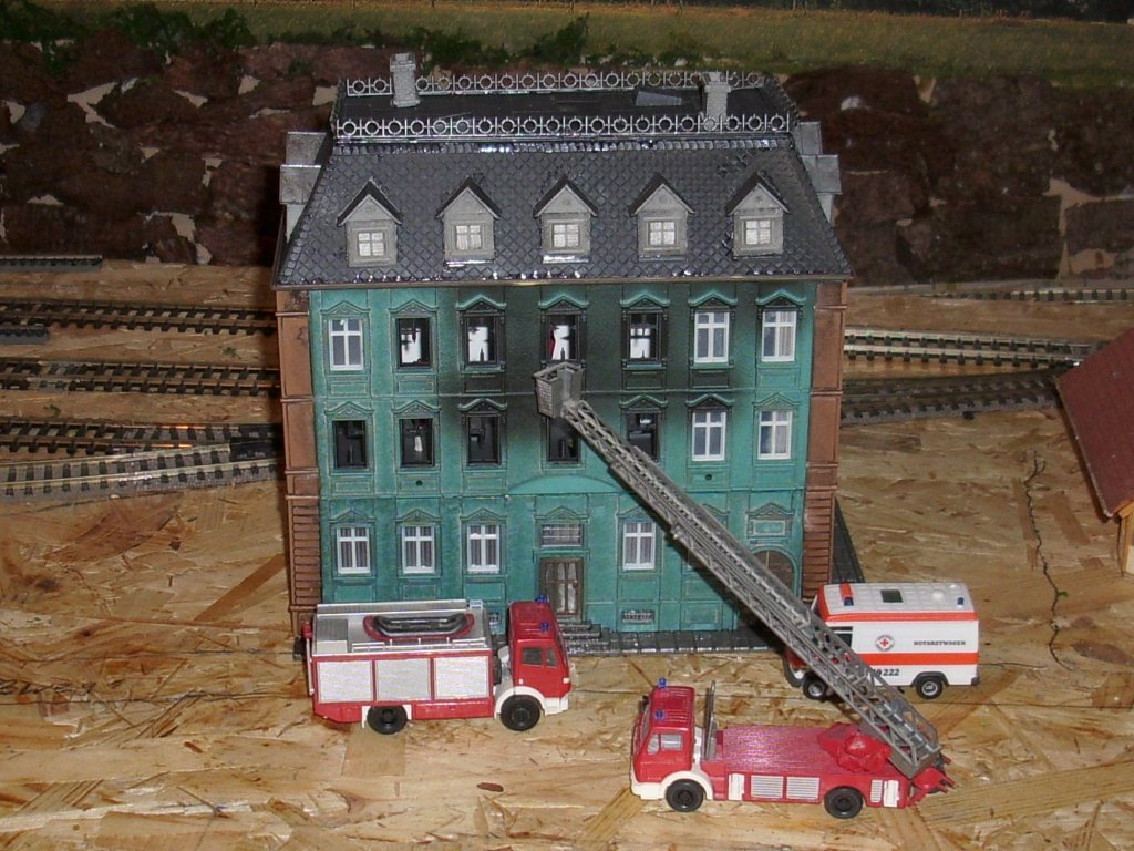 Neues Highlight auf meiner neuen Anlage ist das von Faller stammende  Brennende Finanzamt .Noch gibt es auf meiner neuen Anlage zum Anfang nur aufgezeichnete geplante Straen.