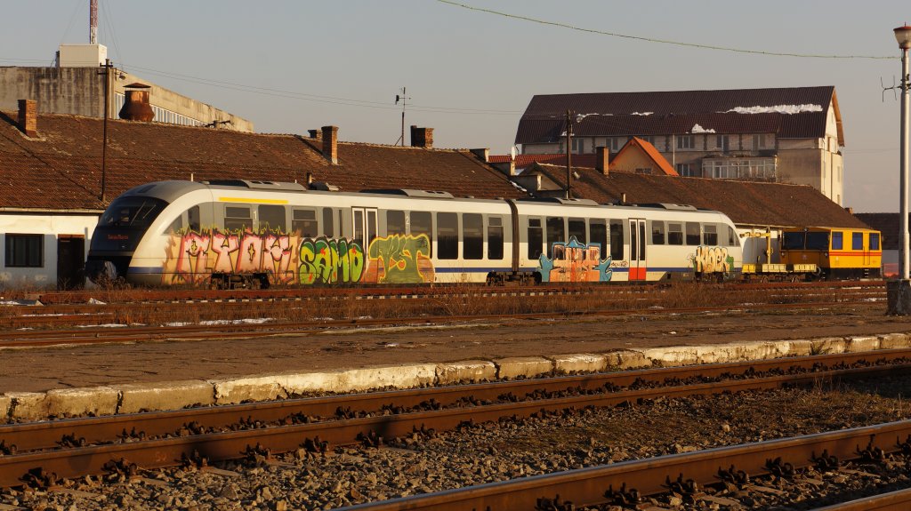 Neues Rollmaterial, altes Problem: Stark grafittiverschmutzter Desiro auf Rangierfahrt im Bahnhof Sibiu