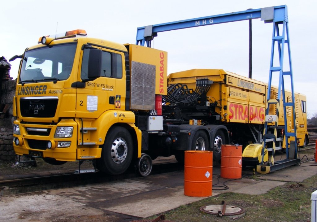 Neues Strabag 2-wege Fahrzeug am 19.3.2010 in Magdeburg Rothensee
Seitenansicht