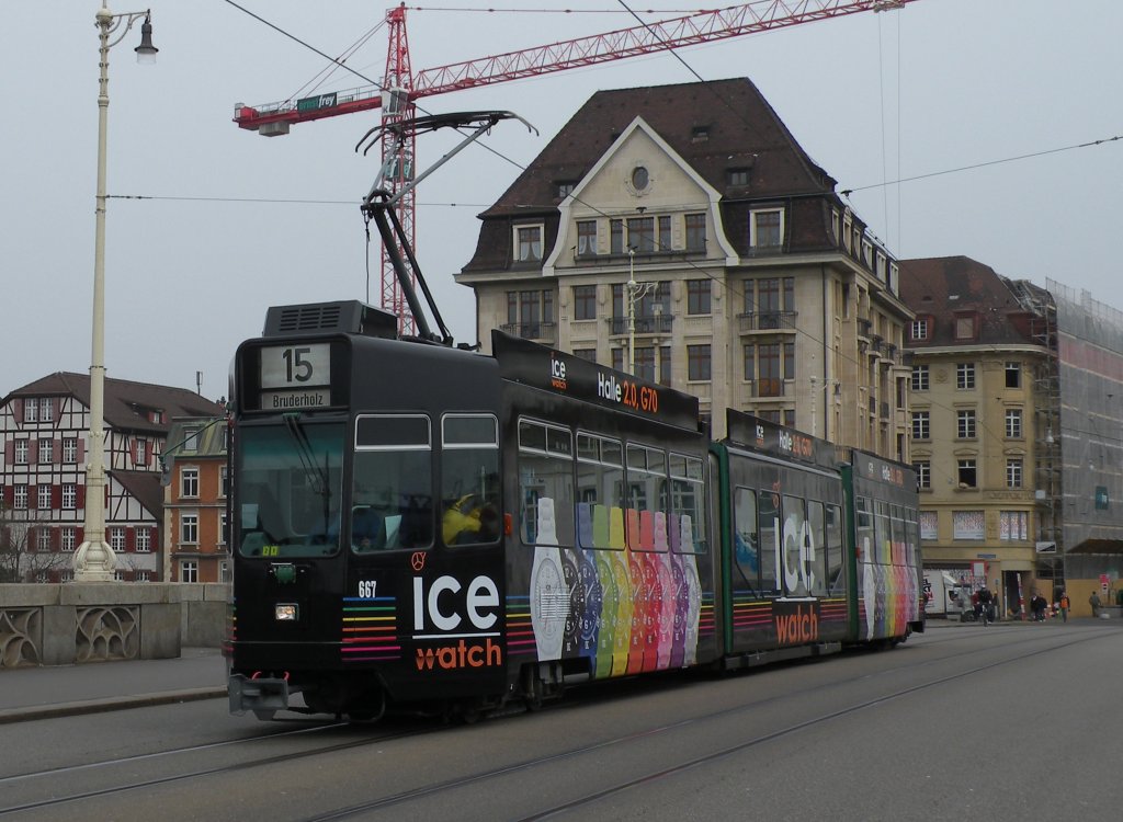 Neues Werbetram. Der Be 4/6 S 667 macht Werbung fr die ICE Uhren. Hier fhrt der Wagen auf der Linie 15 ber die Mittlere Rheinbrcke zur Haltestelle Schifflnde. Die Aufnahme stammt vom 08.04.2013.
