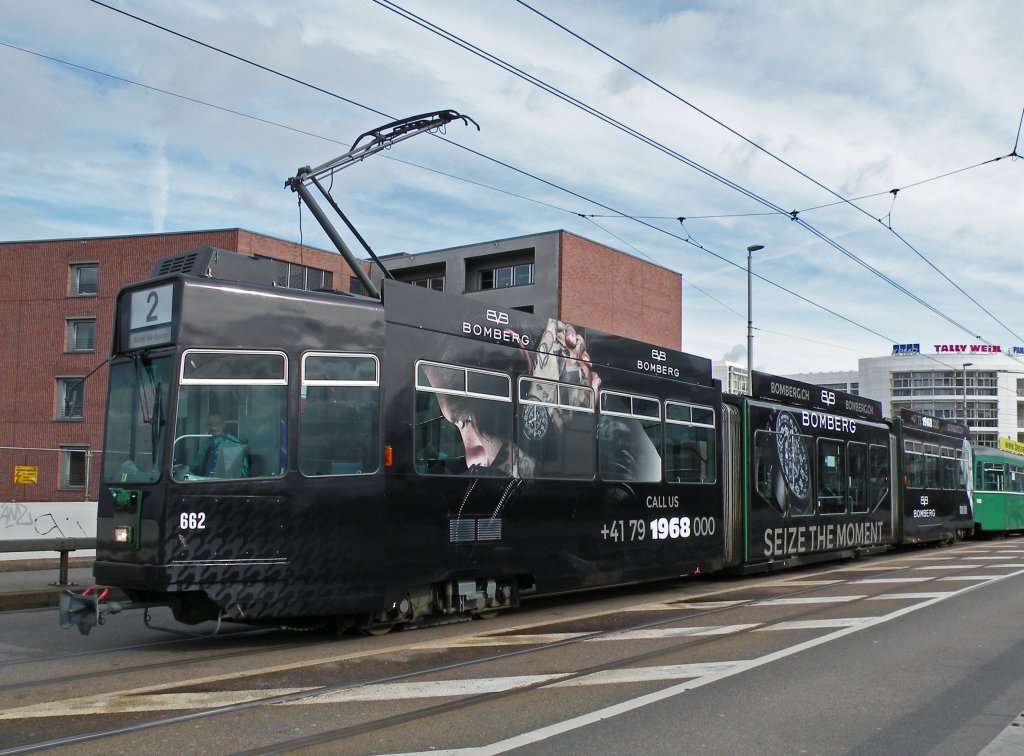 Neues Werbetram. Der Be 4/6 S 662 macht Werbung fr BOMBERG Uhren. Hier bedient der Wagen die Haltestelle Markthalle auf der Linie 2. Die Aufnahme stammt vom 12.04.2013.
